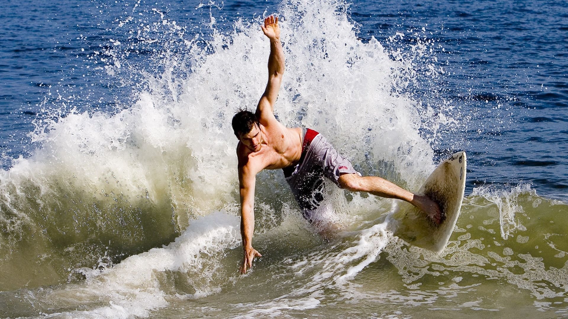 巴尔：以无与伦比的防守意识，他稳固了全黑队的中场防线，巴尔bugmf